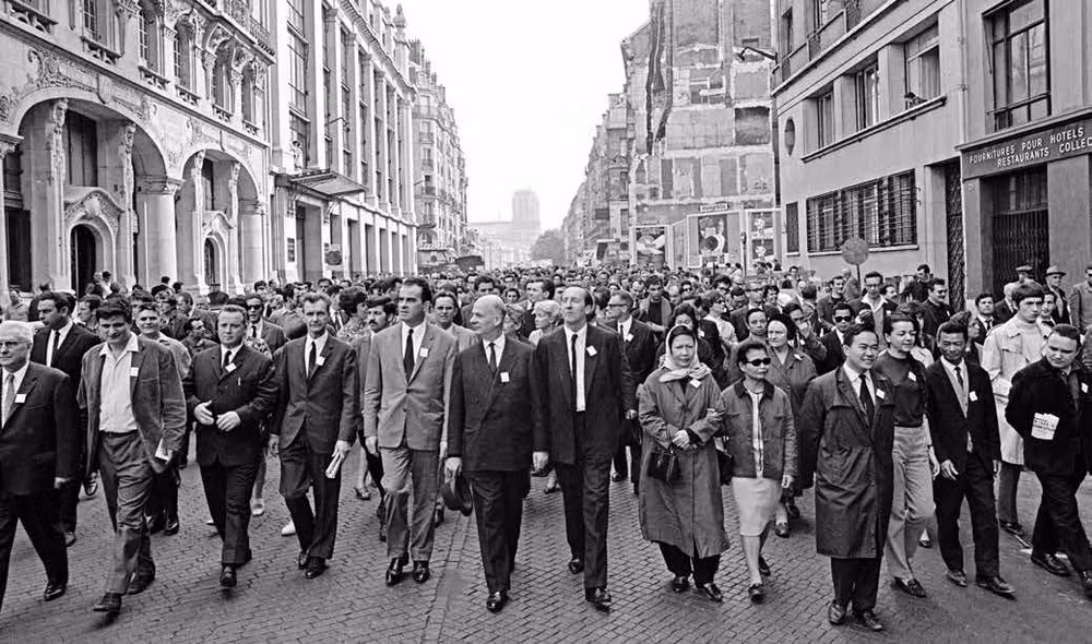 Ngày 17/6/1967 tại Paris, lãnh đạo Đảng Cộng sản Pháp, Liên đoàn Lao động CGT cùng đông đảo nhân dân, lao động tham gia biểu tình vì hòa bình cho Việt Nam. (ẢNH: l'HUMANITE)