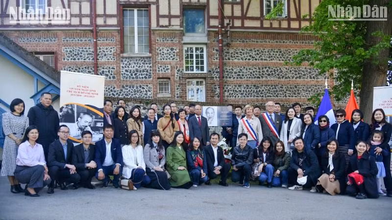 Cán bộ, nhân viên các cơ quan đại diện Việt Nam tại Pháp tham dự Lễ kỷ niệm 135 năm Ngày sinh Chủ tịch Hồ Chí Minh.