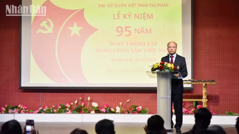 Đại sứ Đinh Toàn Thắng nhấn mạnh: Trong 95 năm qua, Đảng Cộng sản Việt Nam luôn là một đội tiên phong có bản lĩnh chính trị vững vàng, tuyệt đối trung thành với lợi ích của giai cấp công nhân, của nhân dân lao động và của dân tộc, là chiến sĩ kiên cường của phong trào cộng sản và công nhân quốc tế. 