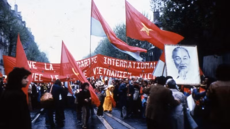 Kiều bào và bạn bè Pháp diễu hành ăn mừng chiến thắng vĩ đại của dân tộc Việt Nam trên đường phố ở Paris ngày 1/5/1975. (Ảnh: Lê Tấn Xuân) 