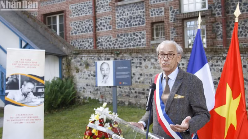 Phó Thị trưởng Luc Lefèvre phát biểu tại Lễ kỷ niệm.