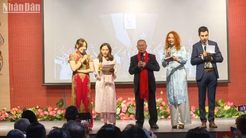 Các thế hệ Việt kiều tại Pháp cùng biểu diễn những bài ca ngợi ca Chiến thắng 30/4, mừng đất nước hòa bình, đổi mới và tiến bước không ngừng.