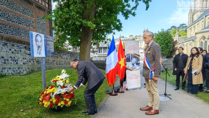 Đại sứ Đinh Toàn Thắng dâng hoa trước Biển kỷ niệm Chủ tịch Hồ Chí Minh.