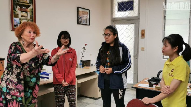Bà Régine Hausermann, ở thành phố Saint-Égrève, đông nam nước Pháp, là Chủ tịch Hội Préfasse và là người quan tâm, ủng hộ cuộc đấu tranh chính nghĩa của nhân dân Việt Nam. Yêu mến đất nước Việt Nam, bà đã có nhiều đóng góp cho lĩnh vực đào tạo tiếng Pháp và góp phần thúc đẩy mối quan hệ hữu nghị Việt-Pháp. Bà Régine Hausermann, ở thành phố Saint-Égrève, đông nam nước Pháp, là Chủ tịch Hội Préfasse và là người quan tâm, ủng hộ cuộc đấu tranh chính nghĩa của nhân dân Việt Nam. Yêu mến đất nước Việt Nam, bà đã có nhiều đóng góp cho lĩnh vực đào tạo tiếng Pháp và góp phần thúc đẩy mối quan hệ hữu nghị Việt-Pháp.