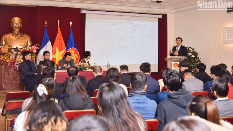 Tiến sĩ, bác sĩ Võ Toàn Trung phát biểu tại cuộc tọa đàm "Vai trò của trí thức tại Pháp đóng góp cho phát triển khoa học công nghệ của Việt Nam trong thời kỳ mới", tổ chức ngày 30/11/2024 tại thủ đô Paris (Cộng hòa Pháp) nhằm hưởng ứng lời kêu gọi của Tổng Bí thư Tô Lâm, đưa dân tộc Việt Nam bước vào "kỷ nguyên vươn mình".