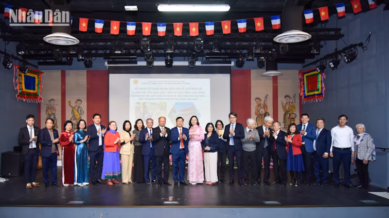 Lãnh đạo tỉnh Thái Bình chụp ảnh lưu niệm cùng các đại biểu tại hội nghị.