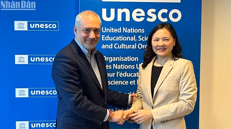 Đại sứ Nguyễn Thị Vân Anh gặp ông Ernesto Renato Ottone Ramirez, Trợ lý Tổng Giám đốc UNESCO phụ trách Văn hóa.