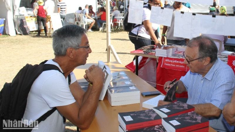 Ông Alain Ruscio (phải) dành nhiều năm nghiên cứu lịch sử Việt Nam, viết một số cuốn sách khắc họa rõ nét tinh thần yêu nước, đoàn kết của nhân dân Việt Nam trong các cuộc kháng chiến chống giặc ngoại xâm như trong Cách mạng Tháng Tám năm 1945, chiến thắng Điện Biên Phủ, rồi tới giải phóng miền nam Việt Nam, thống nhất đất nước. Ông Alain Ruscio (phải) dành nhiều năm nghiên cứu lịch sử Việt Nam, viết một số cuốn sách khắc họa rõ nét tinh thần yêu nước, đoàn kết của nhân dân Việt Nam trong các cuộc kháng chiến chống giặc ngoại xâm như trong Cách mạng Tháng Tám năm 1945, chiến thắng Điện Biên Phủ, rồi tới giải phóng miền nam Việt Nam, thống nhất đất nước.