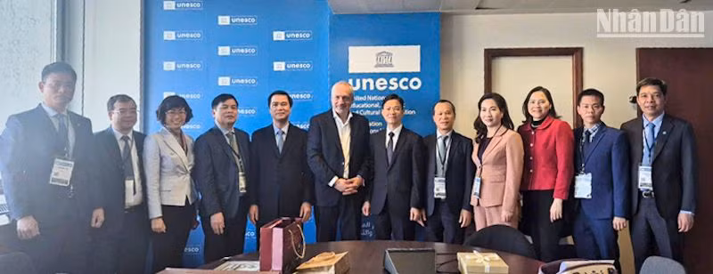 Thứ trưởng Ngoại giao Ngô Lê Văn và lãnh đạo các địa phương gặp Trợ lý Tổng giám đốc về văn hóa Ernesto Ottone.