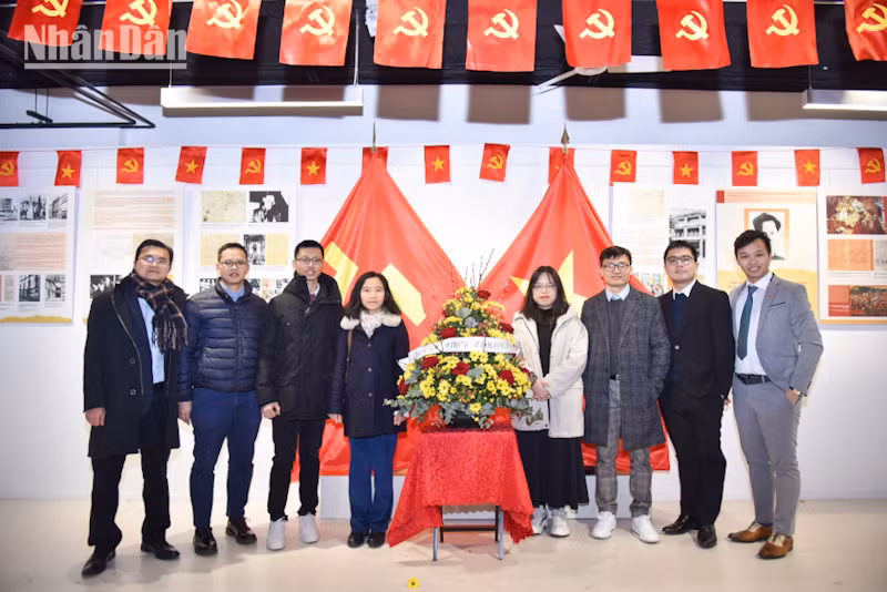 Thế hệ trẻ người Việt tại Pháp phấn khởi tham dự sự kiện đặc biệt về Đảng Cộng sản Việt Nam. Thế hệ trẻ người Việt tại Pháp phấn khởi tham dự sự kiện đặc biệt về Đảng Cộng sản Việt Nam.