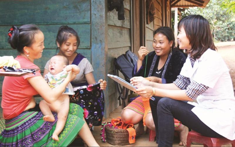 Cán bộ y tế tuyên truyền kiến thức chăm sóc sức khỏe sinh sản cho phụ nữ dân tộc thiểu số. (Ảnh: UN Women) Thúc đẩy bình đẳng giới, bảo đảm quyền con người tại Việt Nam -0