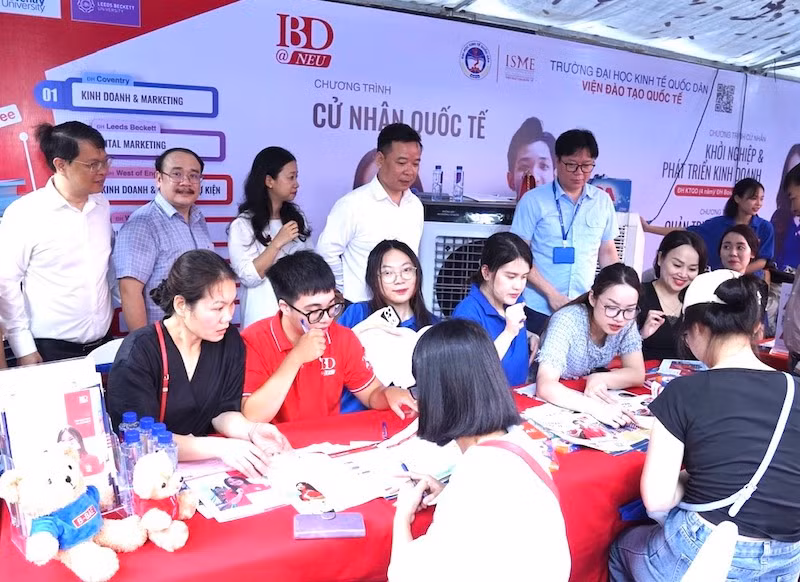 Tư vấn tuyển sinh (Ảnh: NEU)