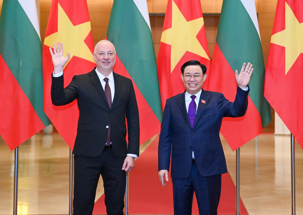 Chủ tịch Quốc hội Vương Đình Huệ và Chủ tịch Quốc hội nước Cộng hòa Bulgaria Rossen Dimitrov Jeliazkov tại lễ đón. 