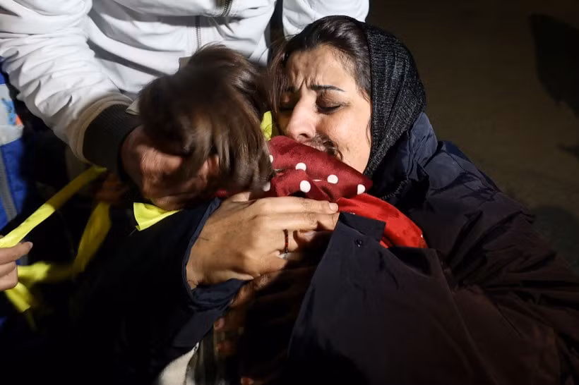 Một tù nhân Palestine đoàn tụ cùng người thân tại thành phố Ramallah, Bờ Tây sau khi được Israel trả tự do, ngày 28/11/2023. (Ảnh: AFP/TTXVN)