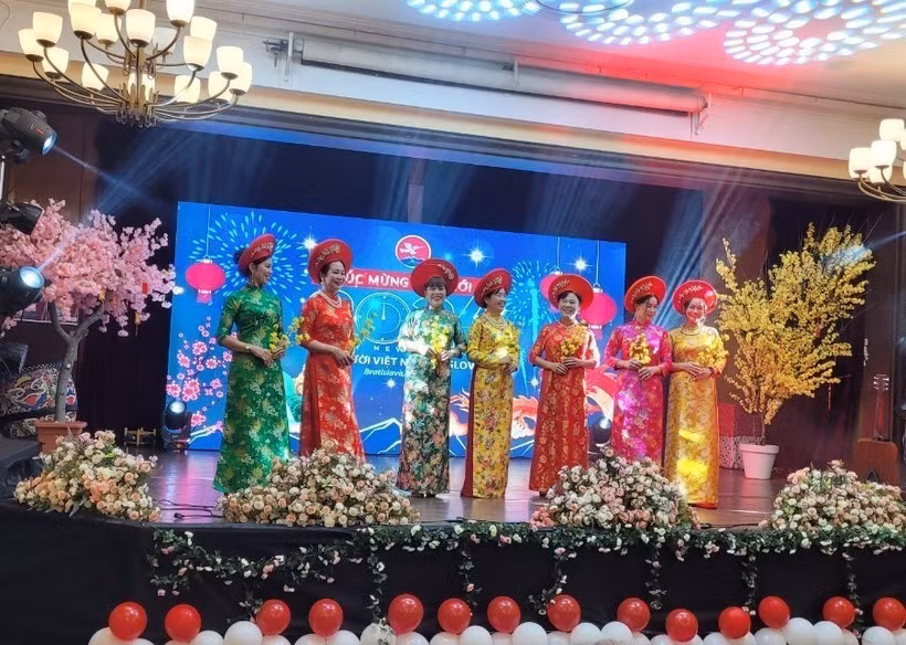 Một tiết mục văn nghệ trong chương trình “Xuân Quê hương” tại Slovakia. (Ảnh: TTXVN)