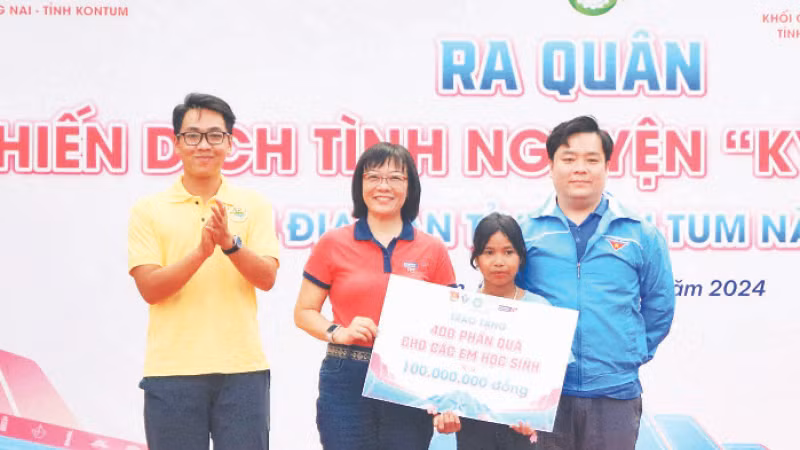 Ban tổ chức chiến dịch “Kỳ nghỉ hồng” trao 400 phần quà tặng các học sinh.