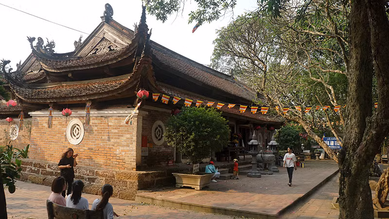 Khoản hỗ trợ từ các tổ chức, cá nhân góp phần tu bổ, tôn tạo di tích. Trong ảnh: Người dân vãn cảnh chùa Tây Phương. (Ảnh ĐỨC ANH) 