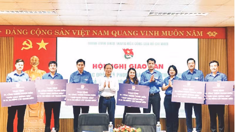 Lãnh đạo Trung ương Đoàn và Thường trực Tỉnh ủy Quảng Bình trao biển hỗ trợ công trình thanh niên tặng các tỉnh cụm Bắc Trung Bộ.