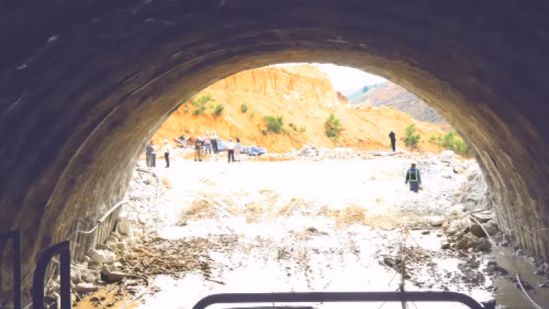 Cửa tây hầm Phượng Hoàng từ trong nhìn ra.