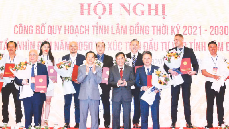 Đại diện lãnh đạo tỉnh Lâm Đồng trao chứng nhận đăng ký đầu tư cho đại diện các tập đoàn, doanh nghiệp.
