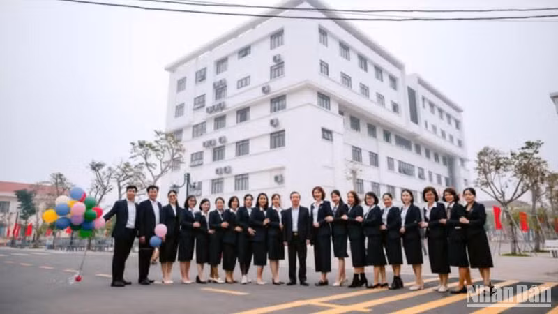 Nhà khám bệnh và điều trị, thuộc Bệnh viện đa khoa Đông Hưng là điểm nhấn kiến trúc trên địa bàn.