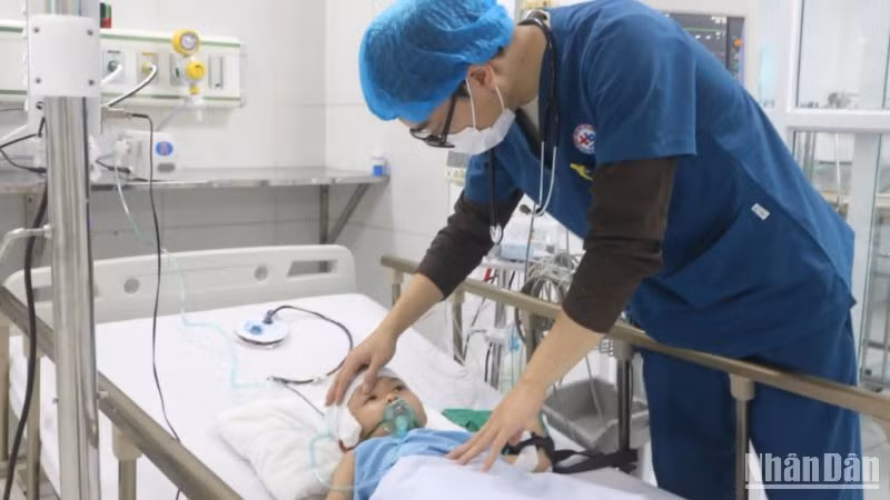 Bé trai 5 tuổi được cứu sống, hiện đang tiếp tục được các y bác sĩ Bệnh viện Nhi Thái Bình theo dõi sát sao.