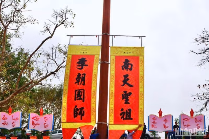 Lễ thượng hai bức chữ nho "Nam Thiên Thánh Tổ và Lý Triều Quốc Sư" tại Tòa tam quan ngoại chùa Keo.