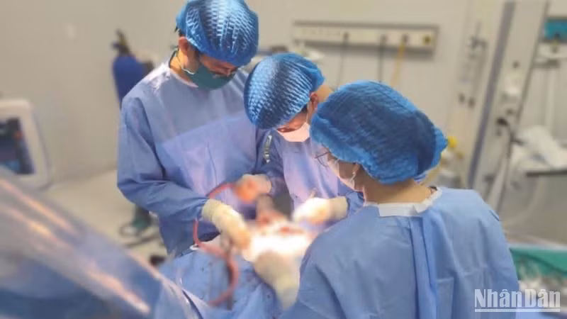 Kíp phẫu thuật Bệnh viện Nhi Thái Bình làm xuyên đêm, cứu sống bệnh nhi 5 tuổi.