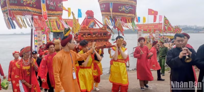 Theo tập tục truyền thống, nước thiêng được rước từ bến sông Hồng về đặt tại đền Vua trong khu di tích đền Trần trong suốt những ngày diễn ra lễ hội.