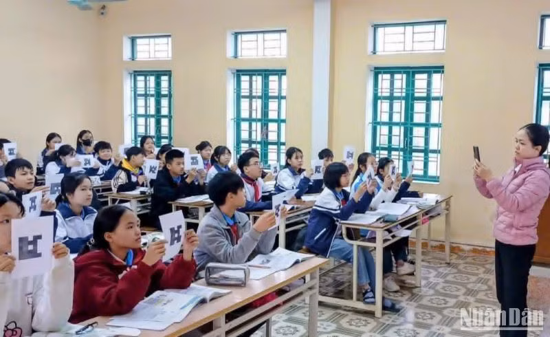 Ý kiến phụ huynh học sinh cho rằng, để hạn chế dạy thêm, học thêm tràn lan thì phải đồng thời giảm tải chương trình học trong nhà trường.