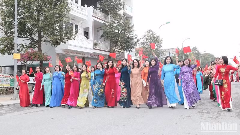 Hơn 1.000 cán bộ, hội viên phụ nữ tỉnh Thái Bình diễu hành trên phố.