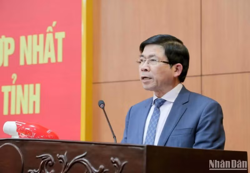 Trưởng Ban Tổ chức Tỉnh ủy Thái Bình Phạm Văn Tuân công bố các Quyết định hợp nhất, thành lập mới các cơ quan, đơn vị của Đảng bộ tỉnh.