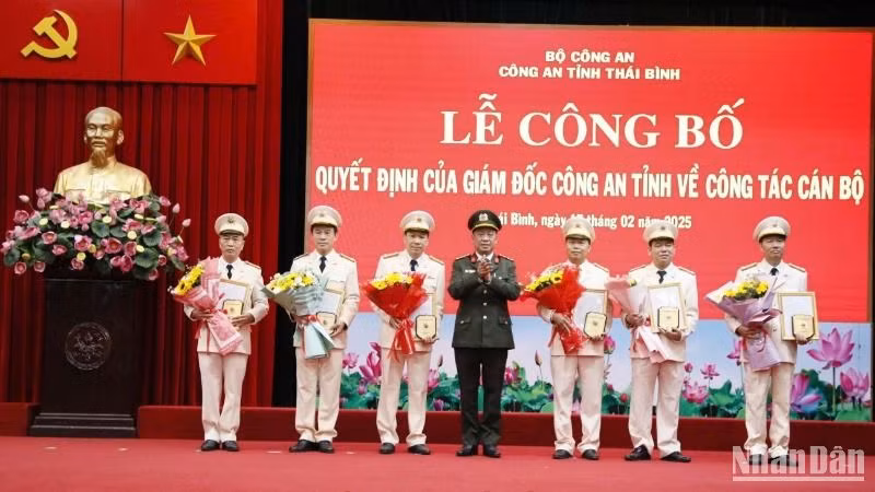 Giám đốc Công an tỉnh trao Quyết định, tặng hoa chúc mừng các đồng chí nghỉ công tác trước hạn tuổi hưởng chế độ hưu trí.