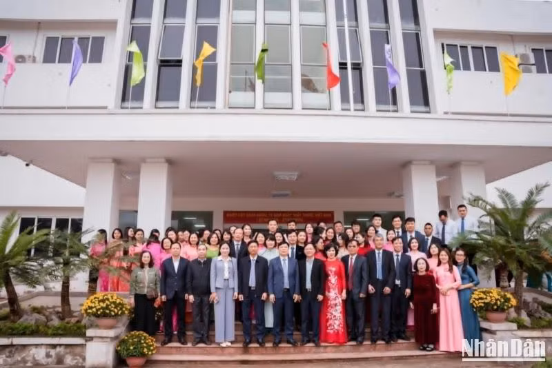 Các đại biểu chụp ảnh lưu niệm tại Tòa nhà Bệnh viện đa khoa thành phố Thái Bình.