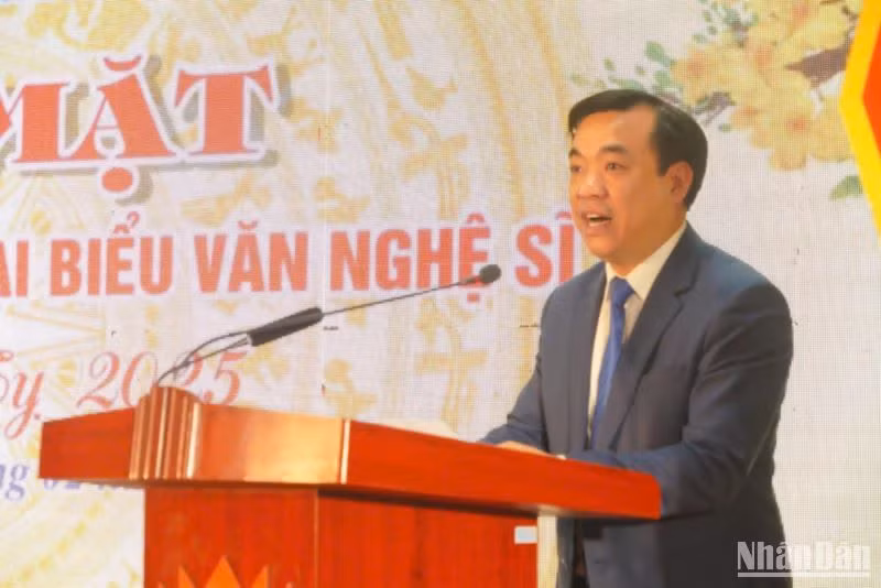 Lãnh đạo Sở Thông tin và Truyền thông tỉnh Thái Bình nêu bật những hoạt động của các cơ quan báo chí và văn nghệ sĩ đạt được trong năm qua.