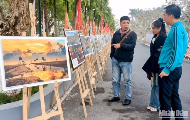 Các tác phẩm tranh, ảnh nghệ thuật của văn nghệ sĩ tỉnh Thái Bình được trưng bày tại Ngày Thơ Việt Nam năm nay.