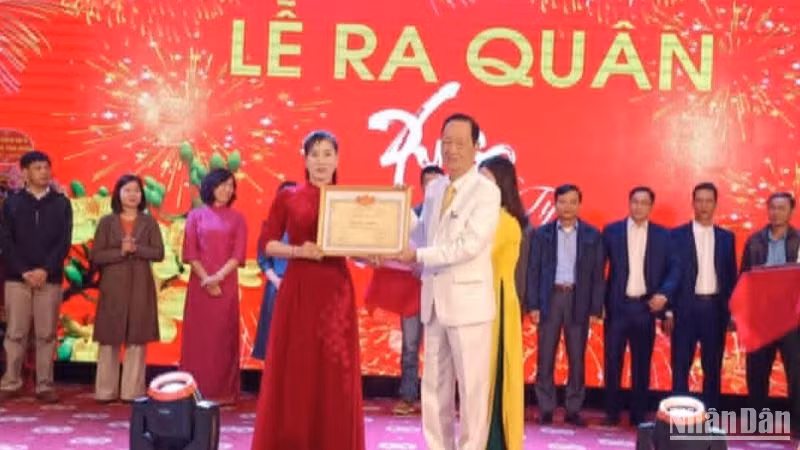 Lãnh đạo Tập đoàn Hương Sen vinh danh người lao động hoàn thành xuất sắc nhiệm vụ trong năm 2024.