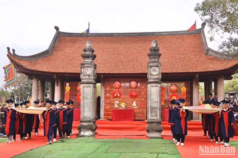 Học sinh Trường Trung học cơ sở Duy Nhất (huyện Vũ Thư) biểu diễn chương trình nghệ thuật tại lễ khai bút đầu Xuân.