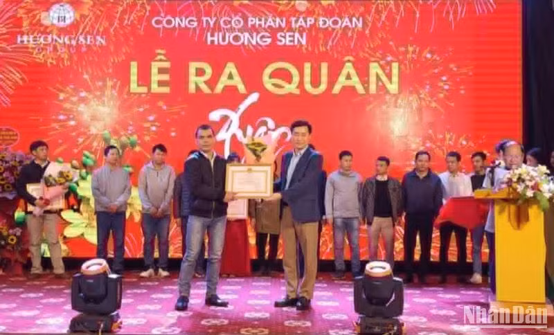 Lãnh đạo Tập đoàn Hương Sen trao Danh hiệu "Chiến sĩ thi đua cơ sở" cho người lao động.