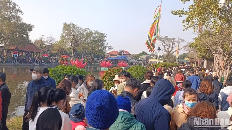 Hàng nghìn du khách đến với ngày khai hội chùa Keo mùa xuân 2025.