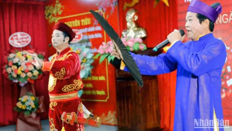 Các văn nghệ sĩ thể hiện tác phẩm thi ca nổi tiếng trong Ngày Thơ Việt Nam lần thứ 23 với chủ đề "Tổ quốc bay lên".