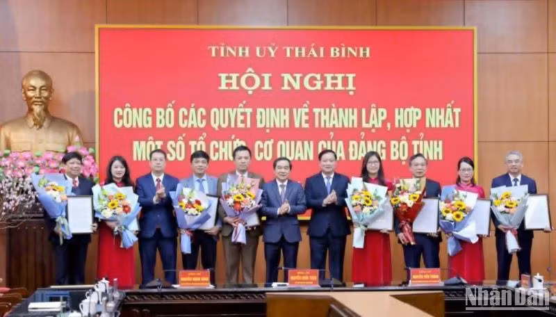 Trao quyết định phân công bổ nhiệm Trưởng Ban, các Phó Trưởng Ban Tuyên giáo và Dân vận Tỉnh ủy Thái Bình.