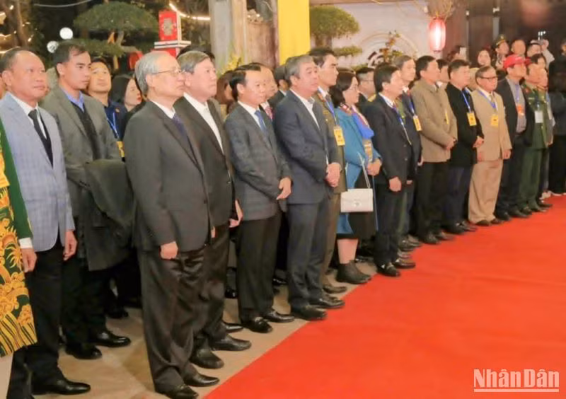 Các đại biểu tham dự lễ bái yết tại đền Vua.