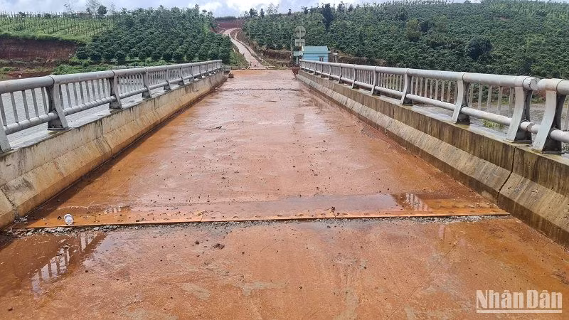 Phần mặt cầu qua tràn bằng bê-tông bị xô lệch, nứt gãy mạnh, nguy hiểm nên các phương tiện giao thông và người bị cấm qua lại.