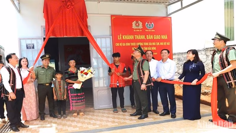 Thứ trưởng Công an Phạm Thế Tùng cùng các đại biểu thực hiện thủ tục trao nhà cho gia đình ông K’Srai, bon Ting Wel Đơm, xã Đắk Nia), là hộ gia đình có hoàn cảnh đặc biệt khó khăn được trao tặng nhà từ nguồn kinh phí hỗ trợ của Bộ Công an.