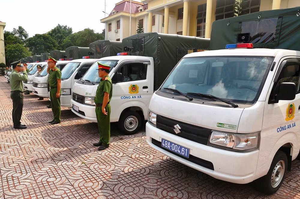 Công an Đắk Nông bàn giao 10 xe ô-tô tải chuyên dụng về cho Công an cơ sở trên địa bàn tỉnh.