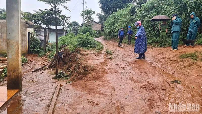 Trong những ngày qua, việc sạt trượt tiếp tục diễn biến phức tạp tại hai bon Bu Krắk và Bu Prăng 1A, xã Quảng Trực, huyện Tuy Đức.