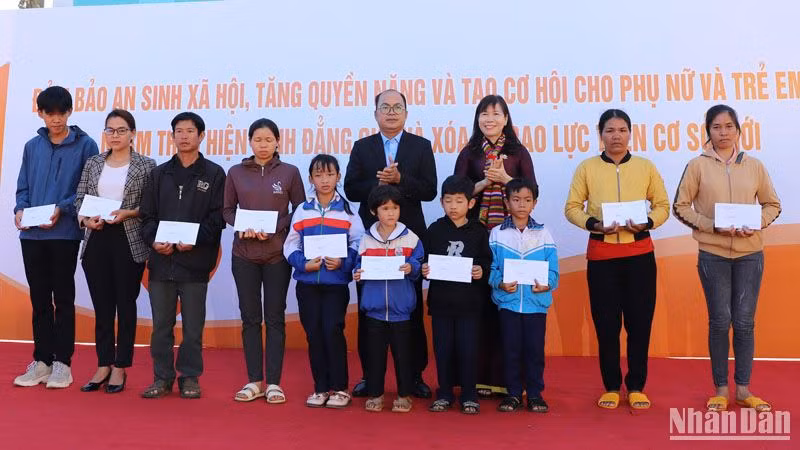 Lãnh đạo tỉnh Đắk Nông trao tặng học bổng cho trẻ em có hoàn cảnh khó khăn của tỉnh.