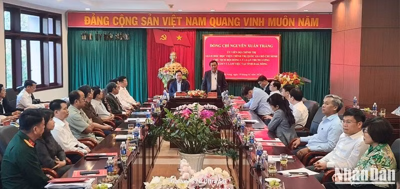 Đồng chí Nguyễn Xuân Thắng, Ủy viên Bộ Chính trị, Giám đốc Học viện chính trị quốc gia Hồ Chí Minh, Chủ tịch Hội đồng Lý luận Trung ương phát biểu trong buổi làm việc tại tỉnh Đắk Nông