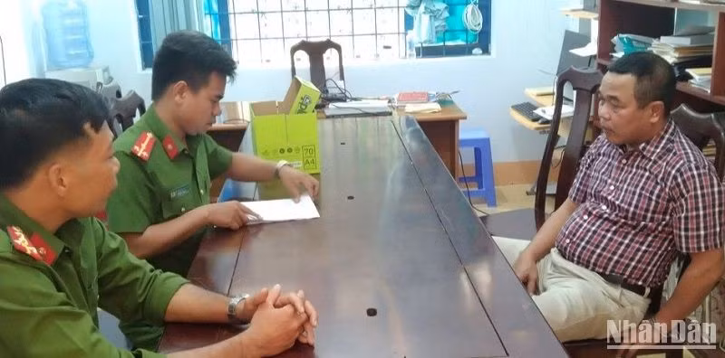 Đối tượng Nguyễn Tiến Khoa tại Cơ quan Cảnh sát Điều tra Công an Huyện Cư Jút, tỉnh Đắk Nông.